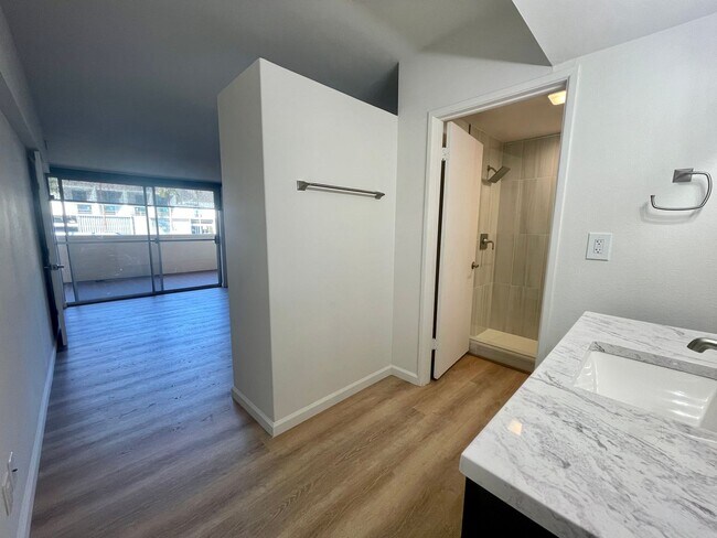Building Photo - AVAILABLE NOW !! 2 Bedroom 2 Bathroom Cond...