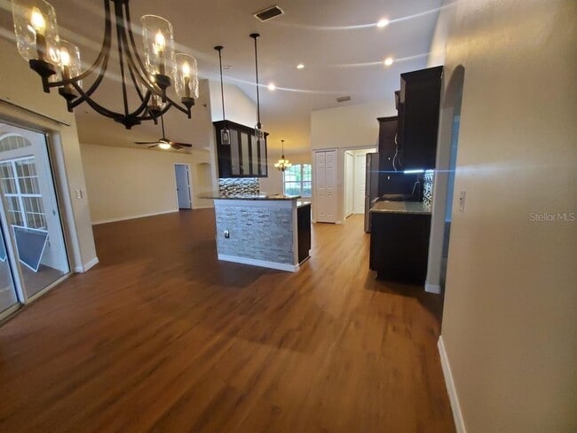 Building Photo - 10 Wayler Pl