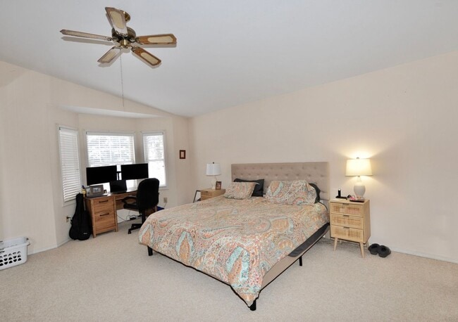 Building Photo - Fairway Golf Course 3 bed 3 bath with basement