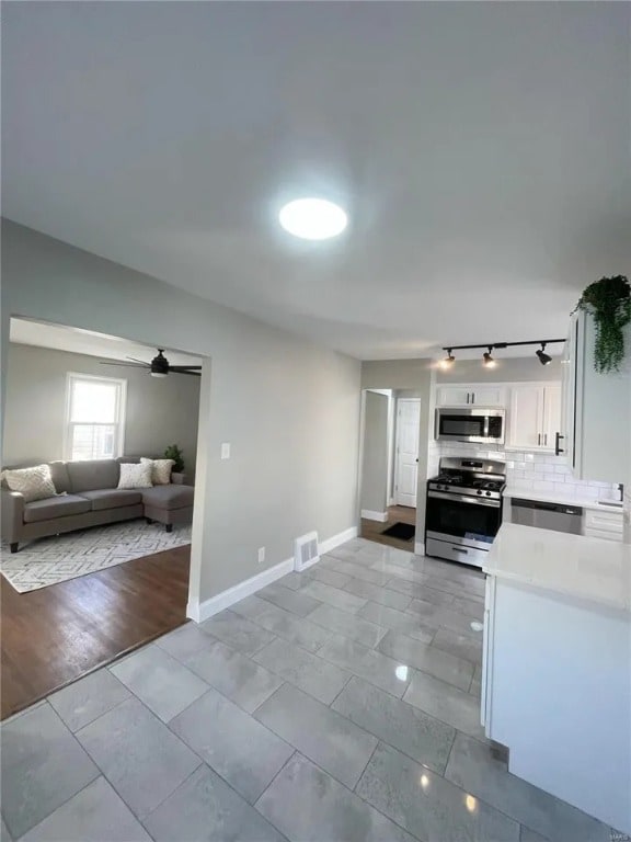 Building Photo - 1349 Kraft St