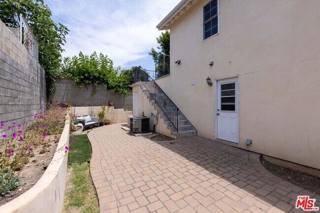 Building Photo - 12833 Delano St