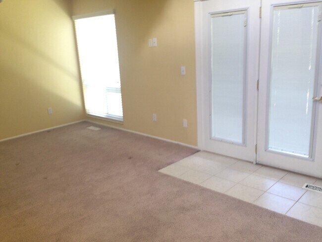 Building Photo - Holladay T/Home in Beautiful Garden Setting