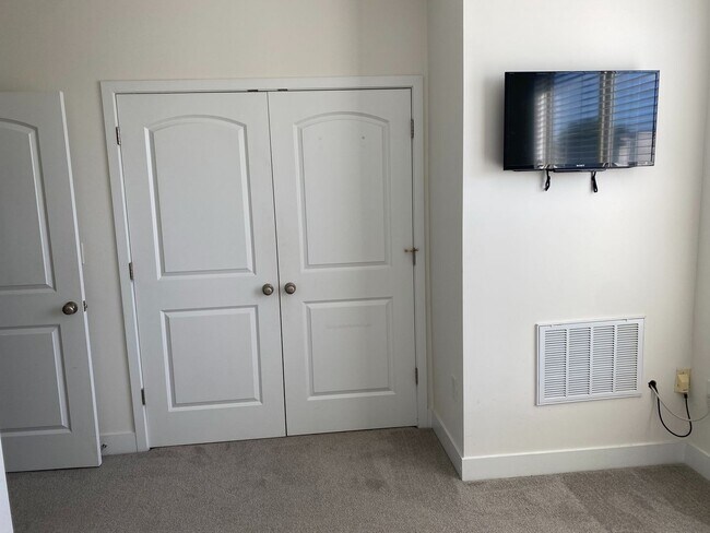 Building Photo - Room in 3 Bedroom Townhome at Seigle Point Dr