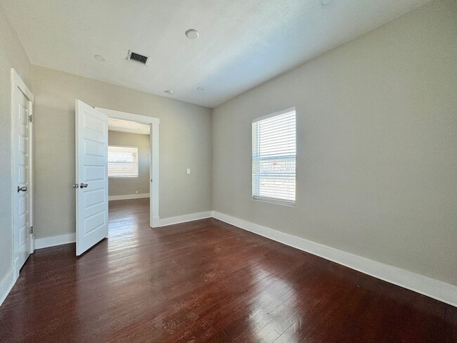 Building Photo - 2 bed w/REFRIG A/C and HUGE finished basem...