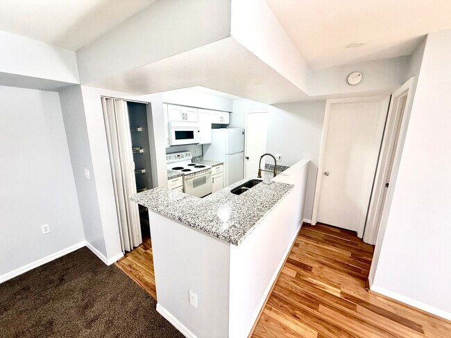 Building Photo - Two  bedroom and two bathroom condo with lakeview balcony