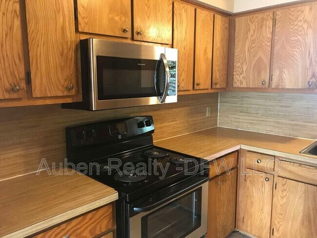 Building Photo - 1131 Suburban Dr