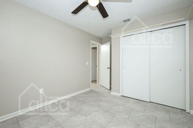 Building Photo - 4006 Luan Dr