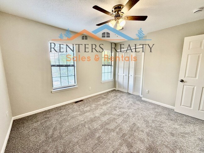 Building Photo - 2 Bedroom Condo with Private Patio