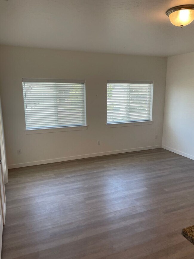 Building Photo - Available Now- Beautiful Nampa Townhome