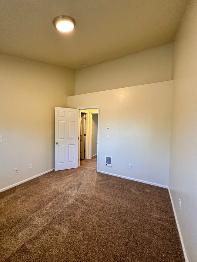 Building Photo - 2607 S Cloverleaf Loop