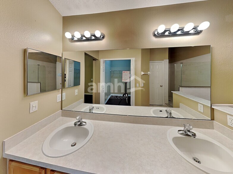 Building Photo - 13533 Tetherline Trl