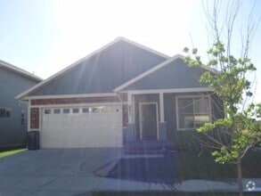 Building Photo - 3 Bed 2 Bath Single Home with wood floors ...