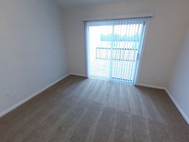 Building Photo - 3 Bedrooms, 2.5 Bathrooms Waterfront Townhouse