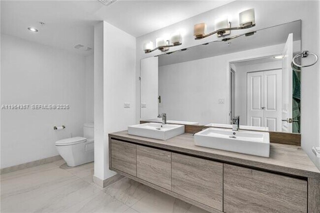 Building Photo - 400 Sunny Isles Blvd