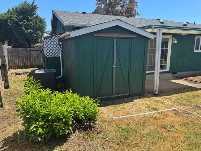 Building Photo - 2-bedroom/1 bathroom duplex with garage and shed!