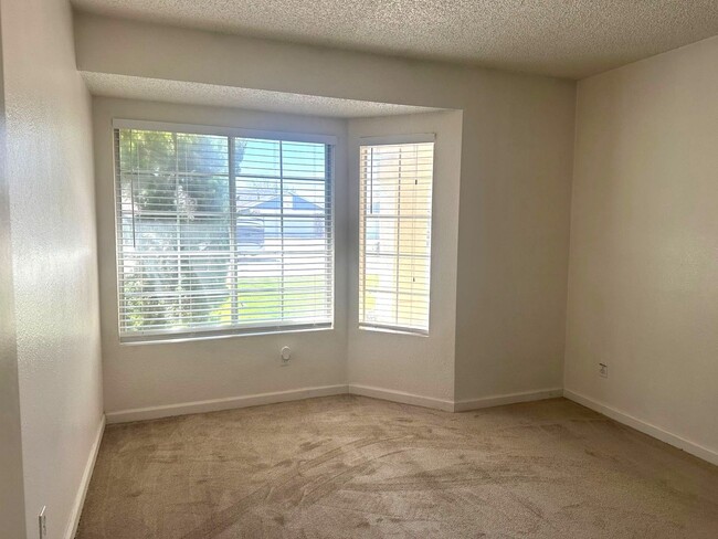 Building Photo - 3/2 Rosamond home Avail Now!