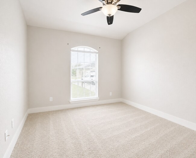 Building Photo - AVAILABLE FOR MOVE-IN WITH A 2-WEEK NOTICE