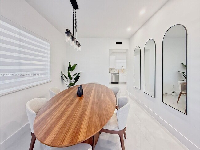 Building Photo - 927 SW 18th Ave