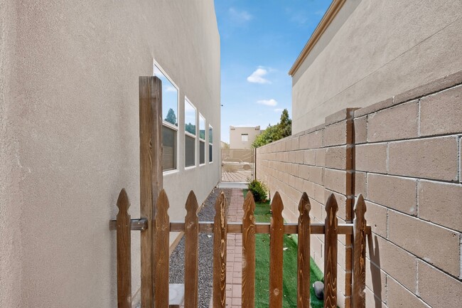 Building Photo - 624 Torretta Dr SW