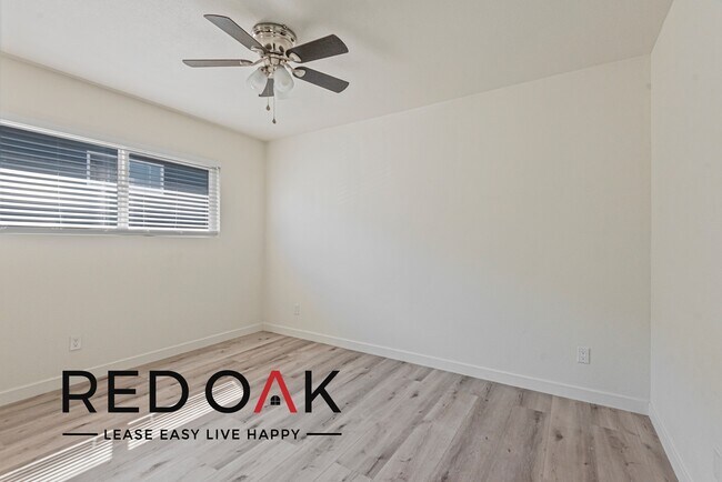 Building Photo - 4652-4654 Grey Dr