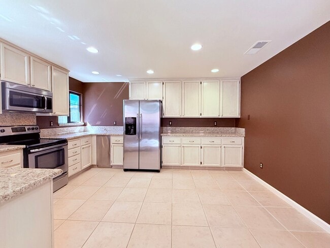 Building Photo - Charming and Move-in Ready, 3BD/2.5BA, Two-Story Townhome in Canyon Green at Canyon Lakes in San ...