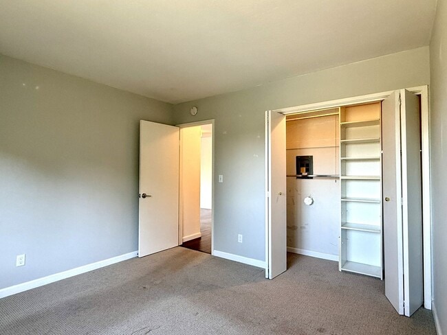 Building Photo - Top Floor Corner Unit Condo With Amazing V...