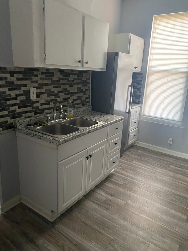 Building Photo - 3209 Iowa Ave