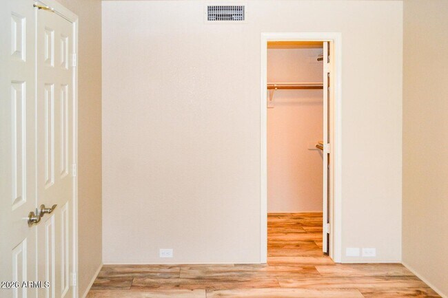 Building Photo - 5023 E Siesta Dr