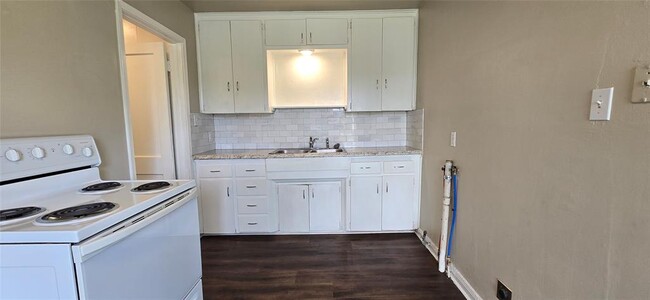 Building Photo - 809 N Marshall Dr