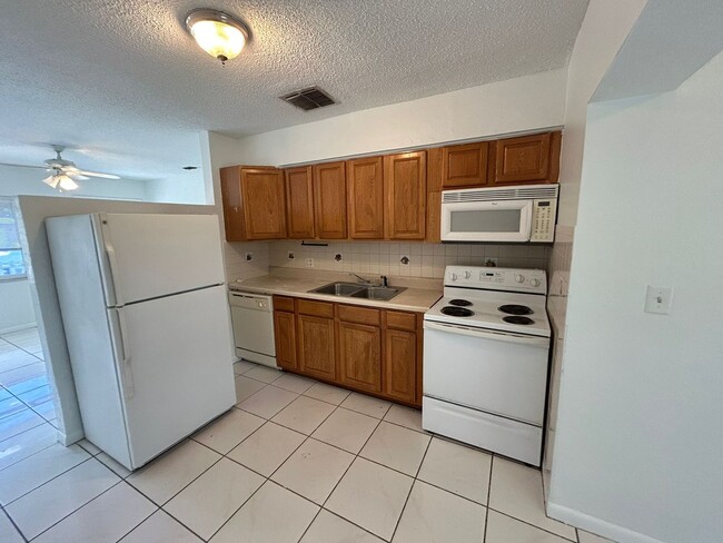 Building Photo - Cute Home in Saint Pete with a  Large Fenc...