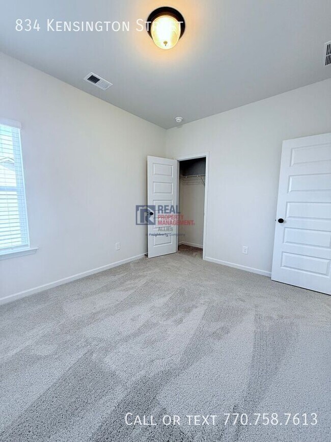 Building Photo - 834 Kensington St