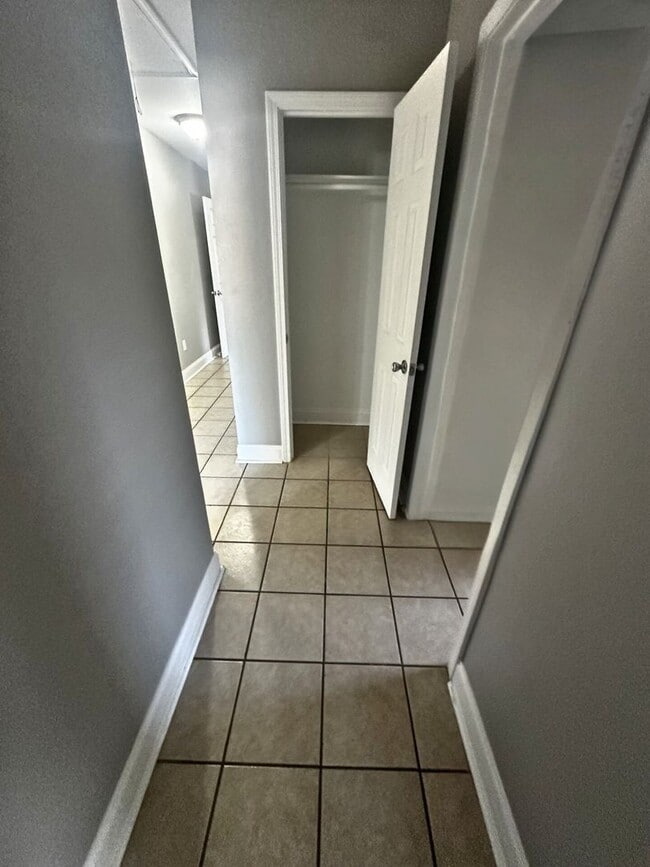 Building Photo - Modernly Charming