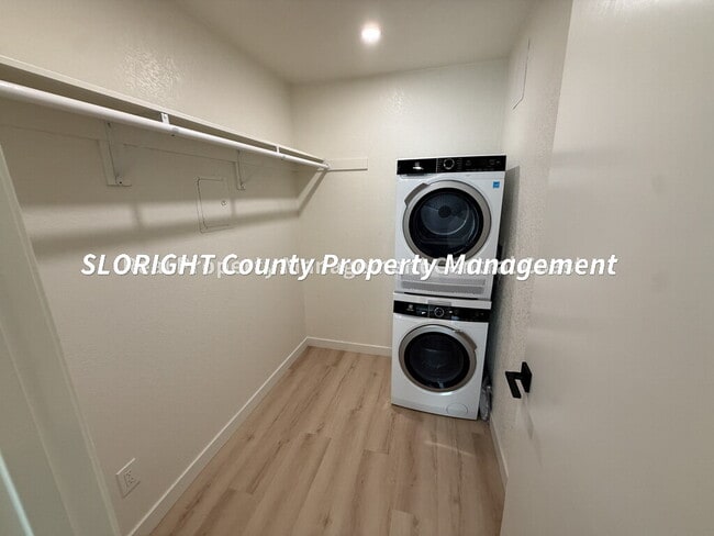 Building Photo - AVAILABLE NOW - 2 Bedroom, 2 Bath Coastal ...