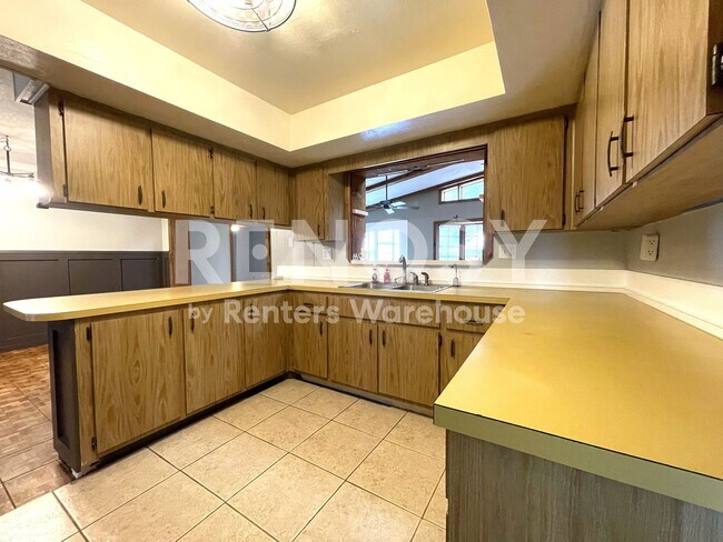 Building Photo - Largo - 4 Bed/2 Bath Single Family Home with Fenced Yard
