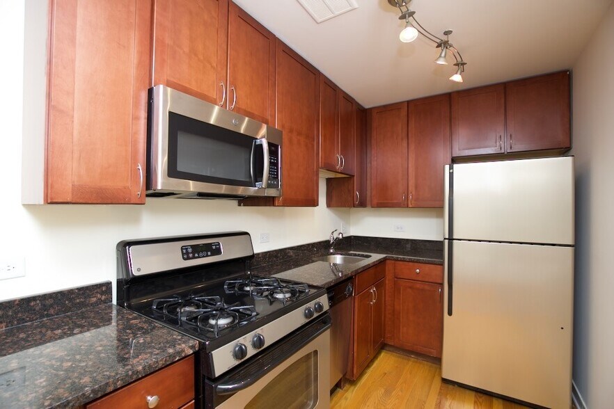 Building Photo - 630 W Wrightwood Ave