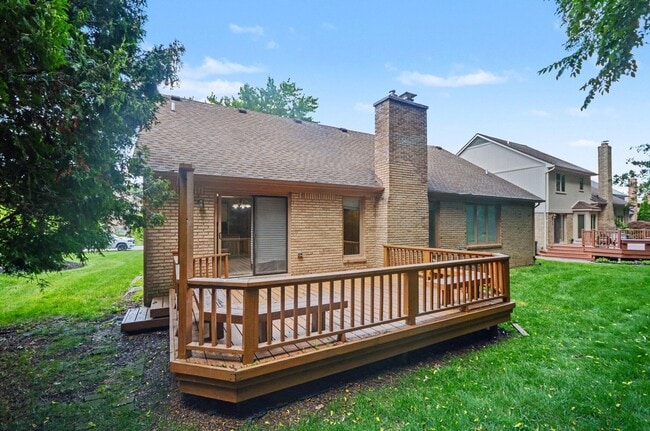 Building Photo - 456 Essex Dr