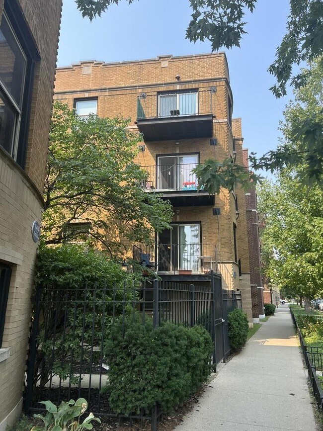 Primary Photo - 1231 W Greenleaf Ave