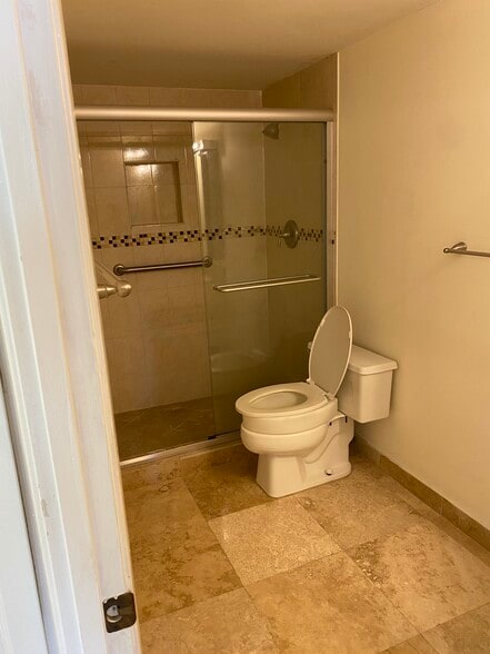 Building Photo - 2500 Parkview Dr