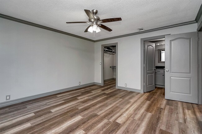 Building Photo - 10 Carol Ct