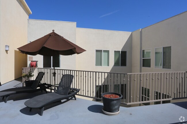 Building Photo - Villa Vincennes Apartments
