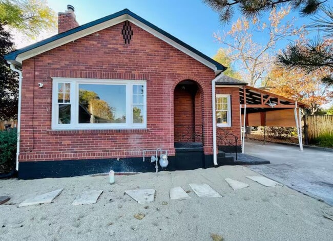 Building Photo - Midtown Charmer on Large Lot
