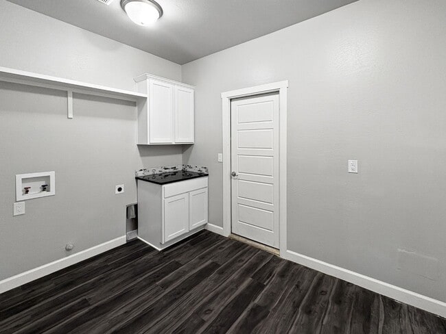 Building Photo - 2916 N Amor Ave