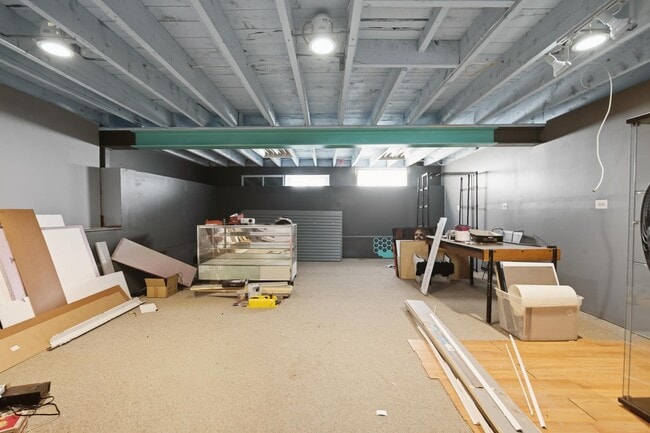 Building Photo - 42 Maple St