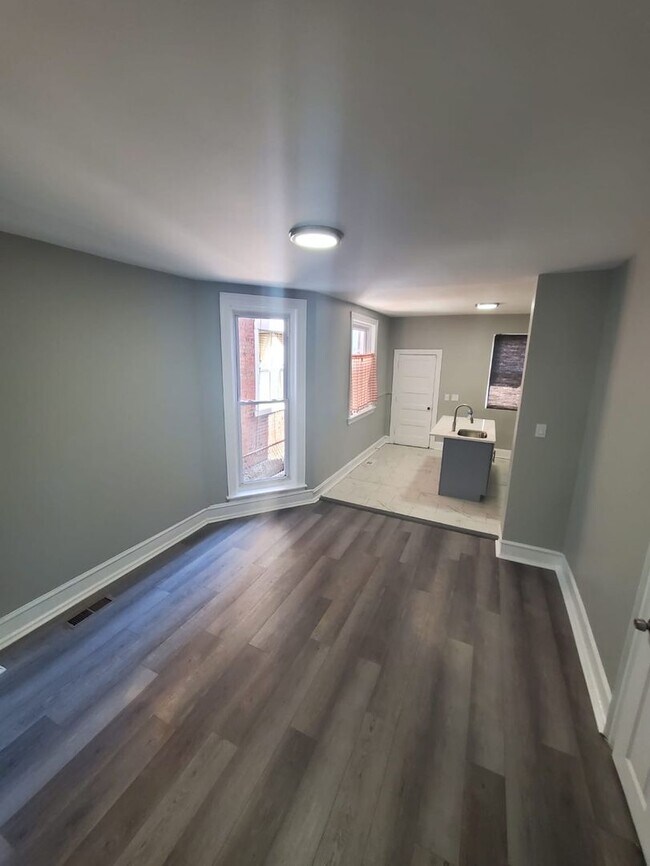 Building Photo - Stunning three bedroom in super convenient part of West Philly