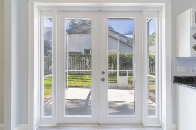 Building Photo - Beautiful 4/2 home Located on a tree lined street in the gate of country club community of the Hu...