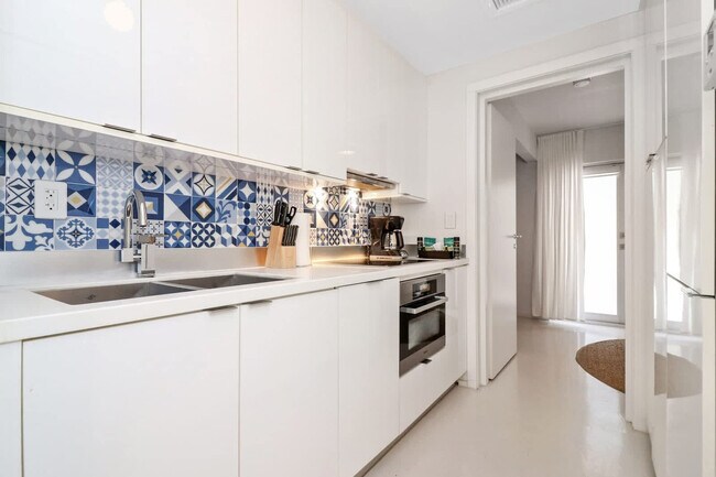 Building Photo - 250 Collins Ave