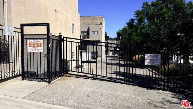 Building Photo - 1858 N Alvarado St