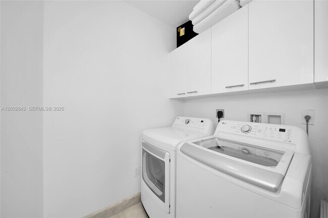 Building Photo - 16001 Collins Ave