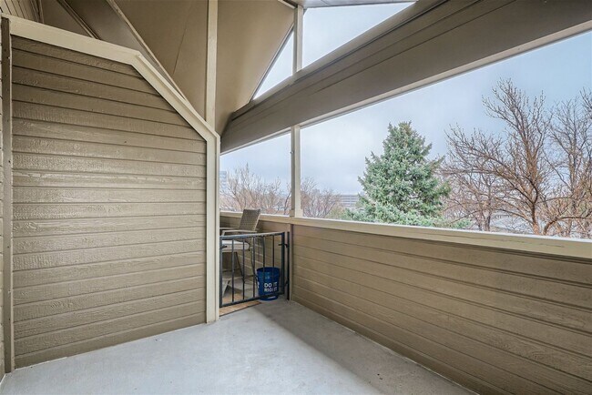 Building Photo - Desirable DTC Condo