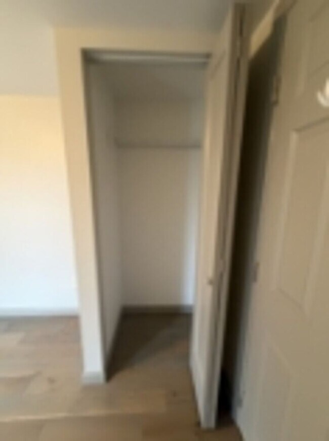 Building Photo - AVAILABLE FOR SHOWING !!! 4BR / 1.5BA.